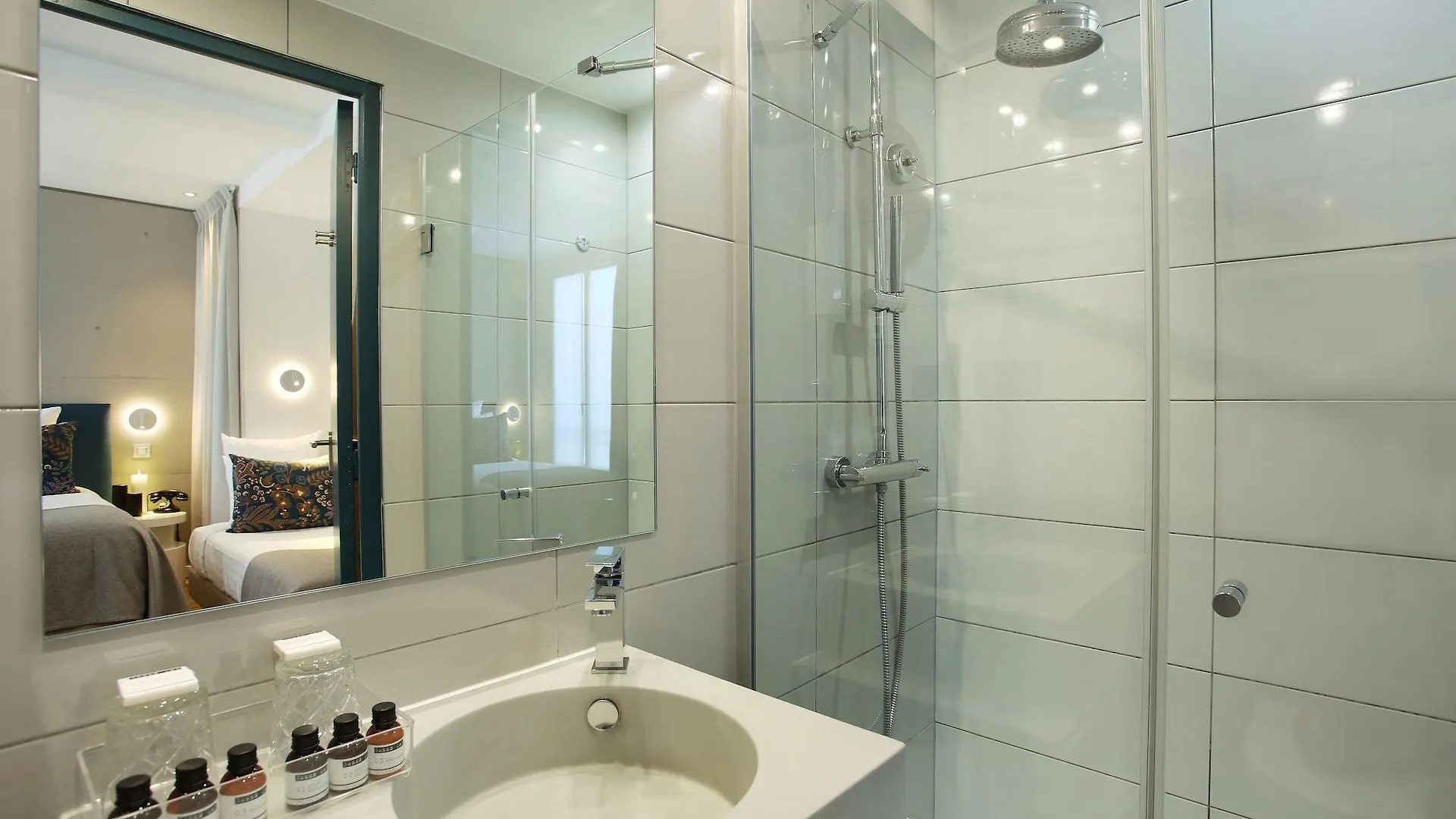 ****  פריז Le Basile Hotel צרפת